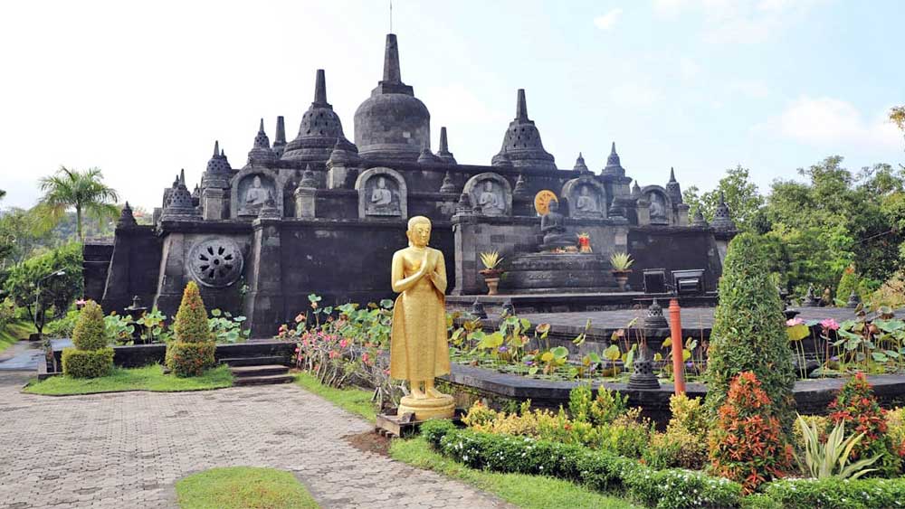 Mengunjungi Wihara Budha Terbesar di Bali Yang Memiliki Pemandangan Perbukitan Eksotis 