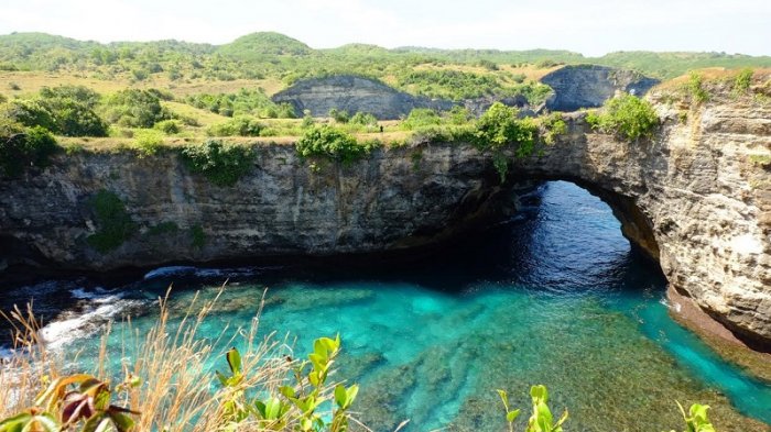 Menikmati Keindahan Broken Beach Yang Menjadi Ikon Nusa Penida 