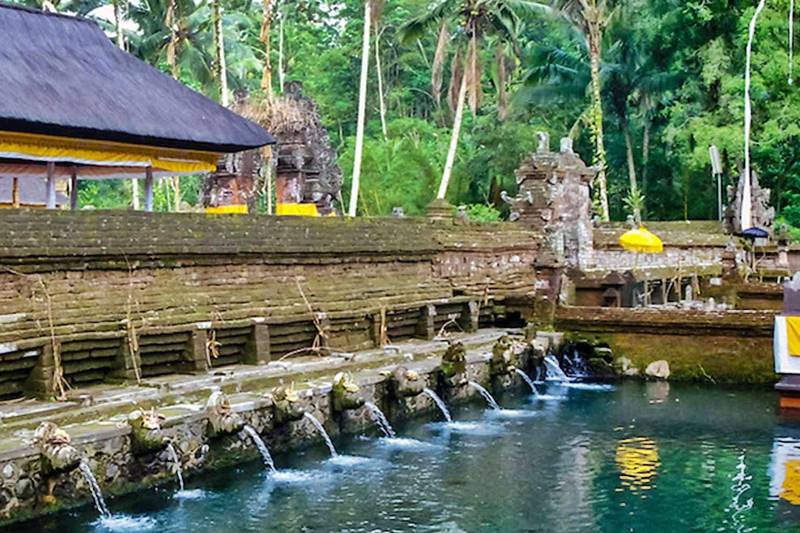 Mengunjungi Pura Tirta Empul Yang Terkenal Dengan Sumber Mata Air Sucinya 