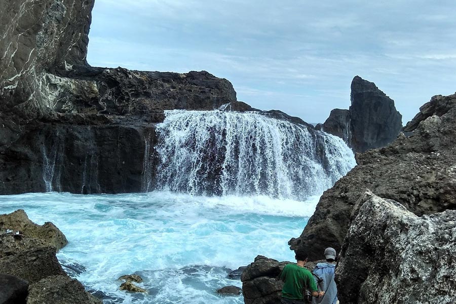 Pantai Nambung, Air Terjun Tepi Pantai yang Langka dan Eksotis